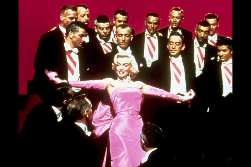 Marilyn Monroe in ihrem Element: das archetypische Sexsymbol umringt von Männern – Bild: ARTE 