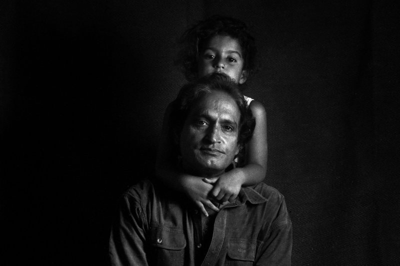 Sternstunde Kunst
Fotografie und Spiritualität
Der junge Raghu Rai mit seiner Tochter.
SRF – Bild: SRF1