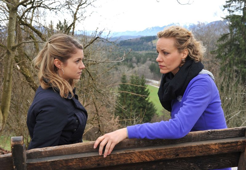 Marlene (Lucy Scherer, l.) rät ihrer Mutter Natascha (Melanie Wiegmann, r.) zu einer Aussprache mit Konstantin. – Bild: ARD/​Ann Paur