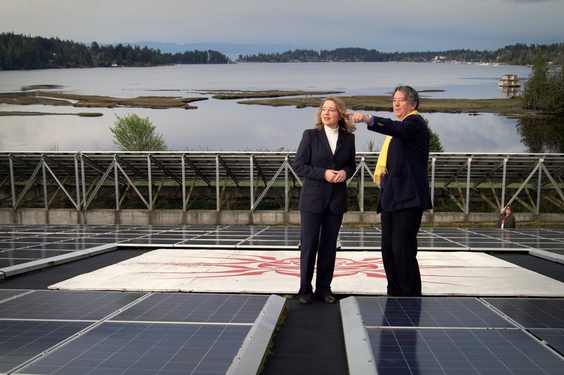 Andrew Moore setzt sich für Nachhaltigkeitsprojekte der indigenen T’Souke ein. – Bild: ZDF und Bernd Reufels.