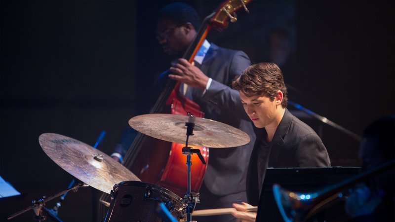 Andrew Neyman (Miles Teller) träumt davon, der beste Jazz-Schlagzeuger der Welt zu werden. Er wird in die Band des unbarmherzigen Lehrers Fletcher aufgenommen, der durch ständige Erniedrigungen das Beste aus seinen Schülern herausholen will. – Bild: RTL 2 (DE)