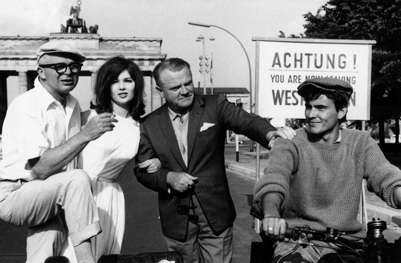Billy Wilder, Pamela Tiffin, James Cagney und Horst Buchholz am Set von ?1,2,3? – Bild: ORF