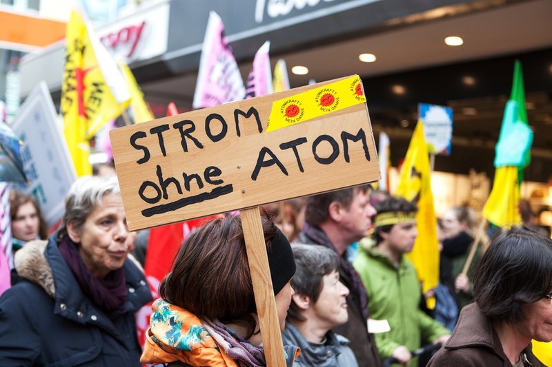 In Deutschland fordern die „Eltern für atomfreie Zukunft“ nach der Katastrophe von Tschernobyl 1986 die Einrichtung einer bürgerlichen Energiegenossenschaft zur atomfreien, lokalen Stromversorgung. – Bild: ZDF und Vicki Lesley.