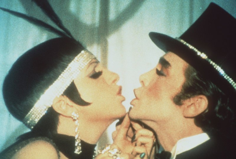 Cabaret vom Feinsten: Sally Bowles (Liza Minnelli) und ihr Bühnenpartner (Joel Grey) in der berühmten Nummer „Money Makes the World Go Round“. – Bild: ZDF und ABC Circle Film (us)