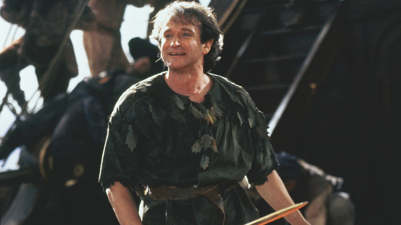 Peter Banning (Robin Williams) ist gezwungen, sich an seine Vergangenheit zu erinnern, als seine Kinder von seinem alten Erzfeind Captain Hook ins Nimmerland entführt werden. – Bild: RTL II Peter Banning (Robin Williams) ist gezwungen, sich an seine Vergangenheit zu erinnern, als seine Kinder von seinem alten Erzfeind Captain Hook ins Nimmerland entführt werden. – Bild: RTL II