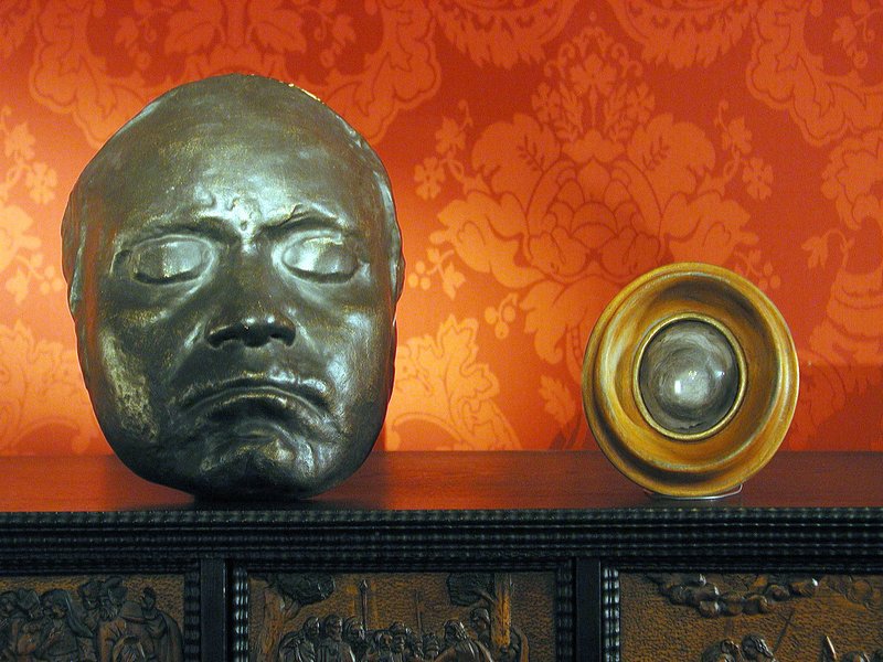 Totenmaske von Ludwig van Beethoven und die Locke des Verstorbenen. – Bild: ORF