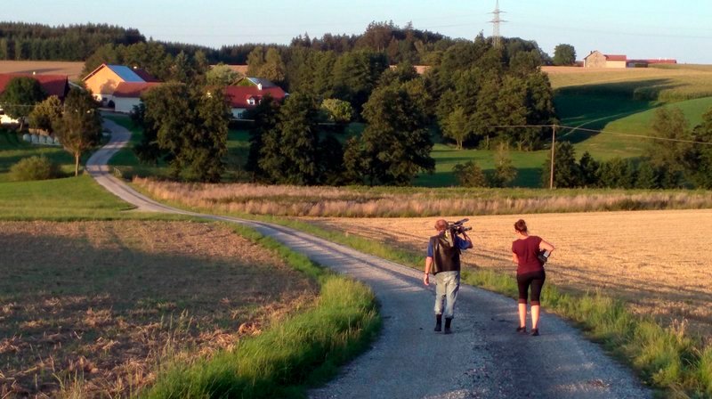 Holzland – so nah und doch so fern. Das Kamerateam in der Abenddämmerung bei Pfaffing. Weiteres Bildmaterial finden Sie unter www.br-foto.de. – Bild: BR