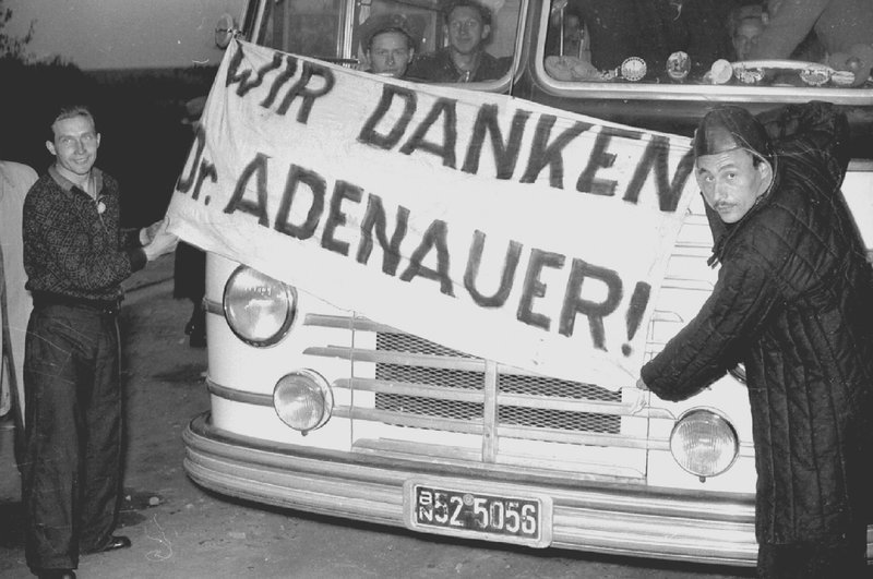 Plakat „Wir danken Dr. Adenauer“. – Bild: ZDF und SWR Plakat „Wir danken Dr. Adenauer“. – Bild: ZDF und SWR
