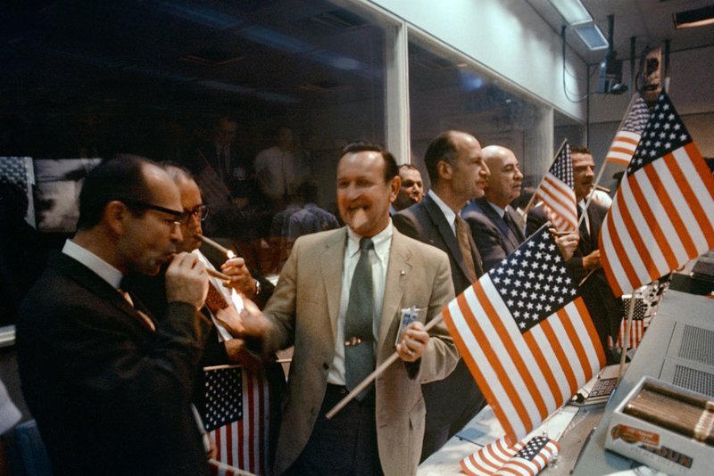 Im Nasa-Kontrollraum wird am 20. Juli 1969 der Erfolg der bemannten Mission „Apollo 11“ auf den Mond gefeiert. – Bild: Cineflix