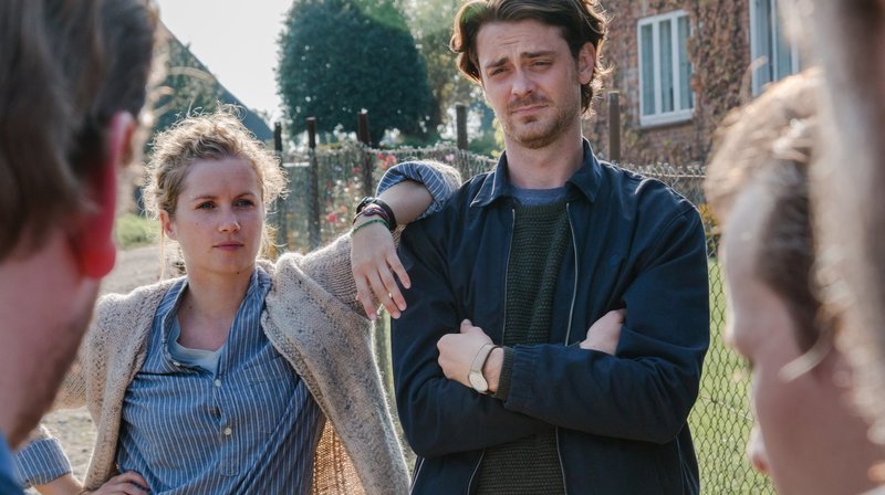 Wie bringt man die Fischer unter die Haube? Alex (Sebastian Fräsdorf) und Marie (Cornelia Gröschel) nehmen die Sache in die Hand. – Bild: ARD Degeto/George Cifteli Wie bringt man die Fischer unter die Haube? Alex (Sebastian Fräsdorf) und Marie (Cornelia Gröschel) nehmen die Sache in die Hand. – Bild: ARD Degeto/George Cifteli