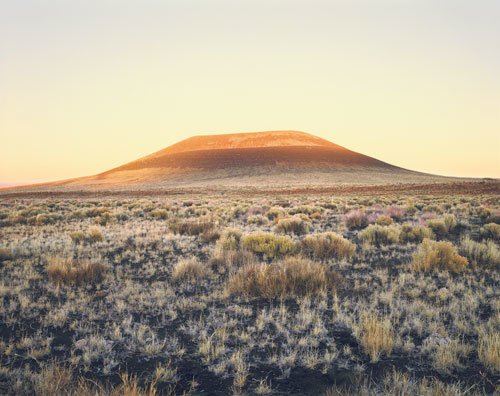 In der Wüste von Arizona, etwa 50 Meilen nördlich von Flagstaff, entsteht seit mehr als 35 Jahren das größte Kunstwerk unseres Planeten. James Turrell, als Lichtkünstler international bekannt, arbeitet daran, aus einem erloschen Vulkan eine gigantische Skulptur zu machen, den Roden Crater, eine Anlage, in der es Kammern, Gänge, Schächte, Öffnungen gibt, die den Himmel, das Licht, Sonne und Sterne in einzigartiger Weise erfahrbar machen. Dieses epochale Werk steht im Mittelpunkt des Films. – Bild: ZDF und BR/​Florian Holzherr