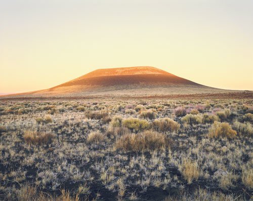 In der Wüste von Arizona, etwa 50 Meilen nördlich von Flagstaff, entsteht seit mehr als 35 Jahren das größte Kunstwerk unseres Planeten. James Turrell, als Lichtkünstler international bekannt, arbeitet daran, aus einem erloschen Vulkan eine gigantische Skulptur zu machen, den Roden Crater, eine Anlage, in der es Kammern, Gänge, Schächte, Öffnungen gibt, die den Himmel, das Licht, Sonne und Sterne in einzigartiger Weise erfahrbar machen. Dieses epochale Werk steht im Mittelpunkt des Films. – Bild: ZDF und BR/Florian Holzherr In der Wüste von Arizona, etwa 50 Meilen nördlich von Flagstaff, entsteht seit mehr als 35 Jahren das größte Kunstwerk unseres Planeten. James Turrell, als Lichtkünstler international bekannt, arbeitet daran, aus einem erloschen Vulkan eine gigantische Skulptur zu machen, den Roden Crater, eine Anlage, in der es Kammern, Gänge, Schächte, Öffnungen gibt, die den Himmel, das Licht, Sonne und Sterne in einzigartiger Weise erfahrbar machen. Dieses epochale Werk steht im Mittelpunkt des Films. – Bild: ZDF und BR/Florian Holzherr