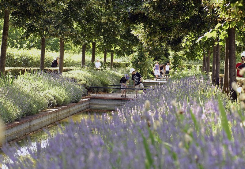 hr-fernsehen PARIS – STADT DER LIEBE UND DES LICHTS, am Freitag (15.02.13) um 20:15 Uhr.
Auf der „Promenade plantée“ in Paris, einem aufgelassenenen Bahndamm für Spaziergänger. – Bild: HR/​Atout France/​Fabian Charaffi
