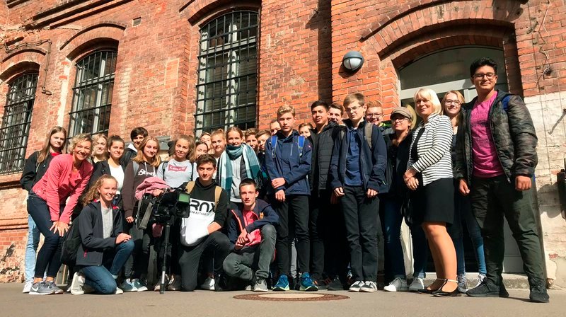 Schulklasse 9 d des Norbertus-Gymnasiums in Magdeburg mit Lehrerin Bärbel Spengler – Bild: NDR/​Frank Baebenroth