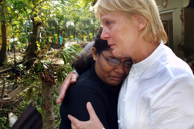 WDR Fernsehen GEGEN DIE WELLE, „Eine Tsunami-Geschichte“, Ein Film von Elisabeth Guggenberger und Helmut Voitl, am Montag (15.12.14) um 22:00 Uhr. Weihnachten 2004: Elisabeth Guggenberger (r.) und ihr Mann Helmut Voitl verbrachten ihren Urlaub in Sri Lanka als der Tsunami kam. Mit Spendengeldern begannen sie ein privates Hilfsprojekt, um Hunderte zerstörte Häuser wieder aufzubauen oder zu reparieren. – Bild: WDR WDR Fernsehen GEGEN DIE WELLE, „Eine Tsunami-Geschichte“, Ein Film von Elisabeth Guggenberger und Helmut Voitl, am Montag (15.12.14) um 22:00 Uhr. Weihnachten 2004: Elisabeth Guggenberger (r.) und ihr Mann Helmut Voitl verbrachten ihren Urlaub in Sri Lanka als der Tsunami kam. Mit Spendengeldern begannen sie ein privates Hilfsprojekt, um Hunderte zerstörte Häuser wieder aufzubauen oder zu reparieren. – Bild: WDR