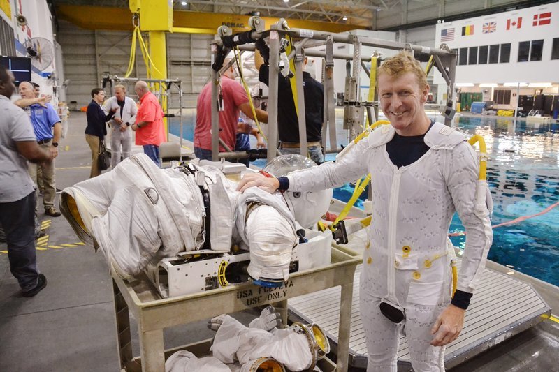 Tim Peake am Johnson Space Center. – Bild: Geo Television /​ BBC 2015