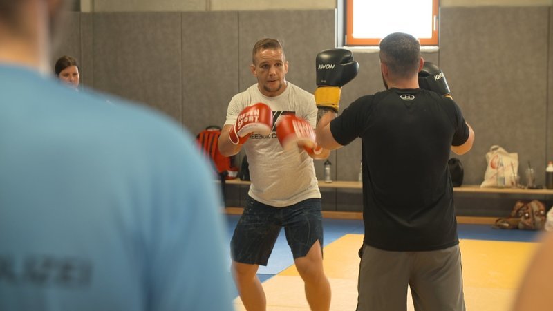 Nick Hein gibt ein Trainigs-Seminar für Polizisten. – Bild: ZDF und Johannes Kröger.