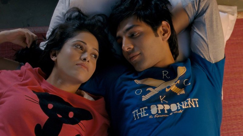 Vani (Nushrat Bharucha, li), Akaash (Kartik Tiwari, re) – Bild: Zee.One