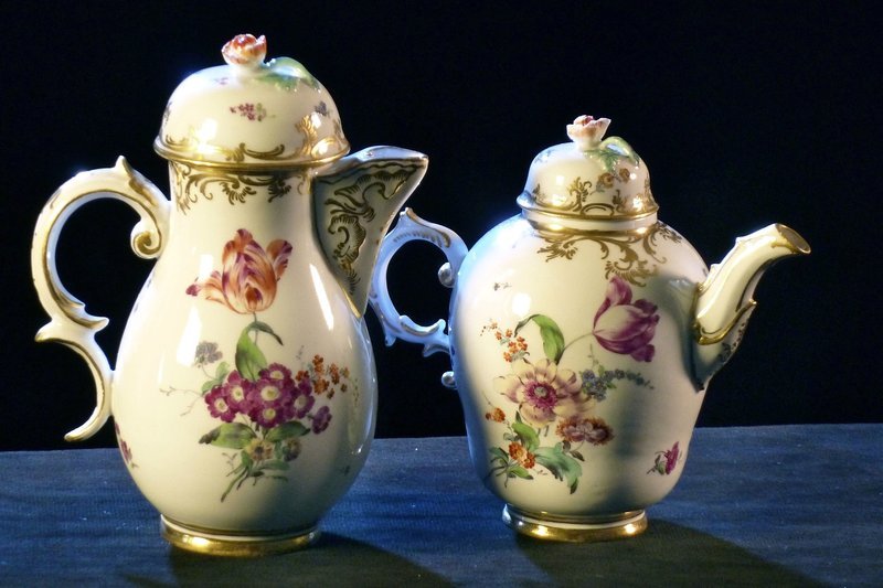 Kaffee- und Mokkakanne des Fürsten Wilhelm-Heinrich mit Blumenmotiv. – Bild: SR/Maria C. Schmitt Kaffee- und Mokkakanne des Fürsten Wilhelm-Heinrich mit Blumenmotiv. – Bild: SR/Maria C. Schmitt