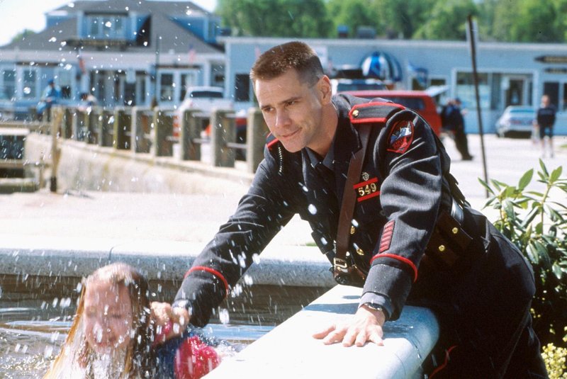 Charlie (Jim Carrey) bekommt den Auftrag, die angeblich wegen Fahrerflucht festgenommene Irene (Renée Zellweger) zurück nach New York zu eskortieren. – Bild: VOX Charlie (Jim Carrey) bekommt den Auftrag, die angeblich wegen Fahrerflucht festgenommene Irene (Renée Zellweger) zurück nach New York zu eskortieren. – Bild: VOX