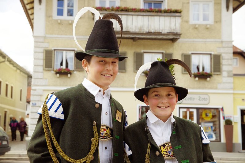 12.000 Gebirgsschützen gibt es heute in Bayern. Zwei der Jüngsten sind der 13jährige Seppl Hinterholzer und der 12jährige Andreas Haltmaier, beide von der Gebirgsschützenkompanie Waakirchen. – Bild: BR/​Photographisches Atelier Silbernagl