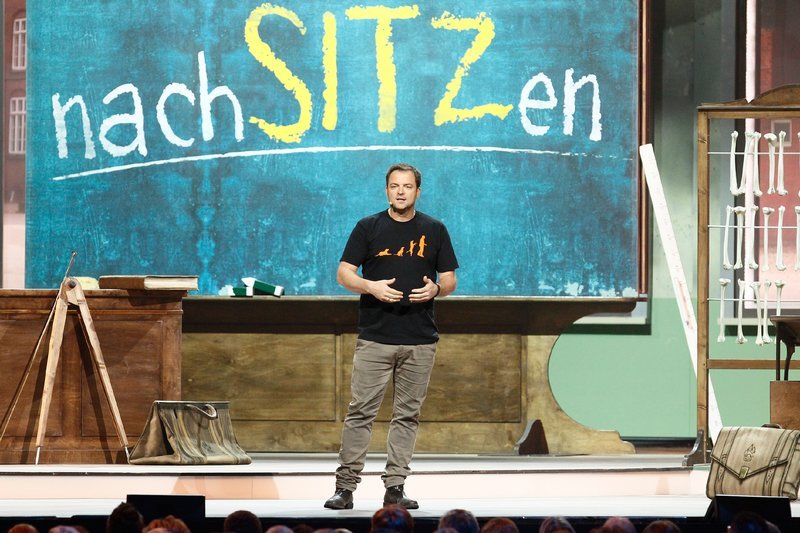 Deutschlands Hundeversteher Nummer eins ist zurück – noch gnadenloser, noch analytischer, noch lustiger. In seinem Live-Programm „nachSITZen“ begibt sich Martin Rütter erneut auf tierisch-menschliche Mission – im Auftrag der Hunde und zur Aufklärung ihrer Frauchen und Herrchen versteht sich. – Bild: RTL /​ Guido Engels