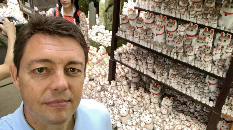 Glück in der Liebe, Glück im Spiel, Glück beim Geschäft: Die Maneki-neko, japanisch für „winkende Katze“, winkt für die Japaner bis zur totalen Erschöpfung. Und wir wissen warum. – Bild: phoenix/​NDR/​Uwe Schwering