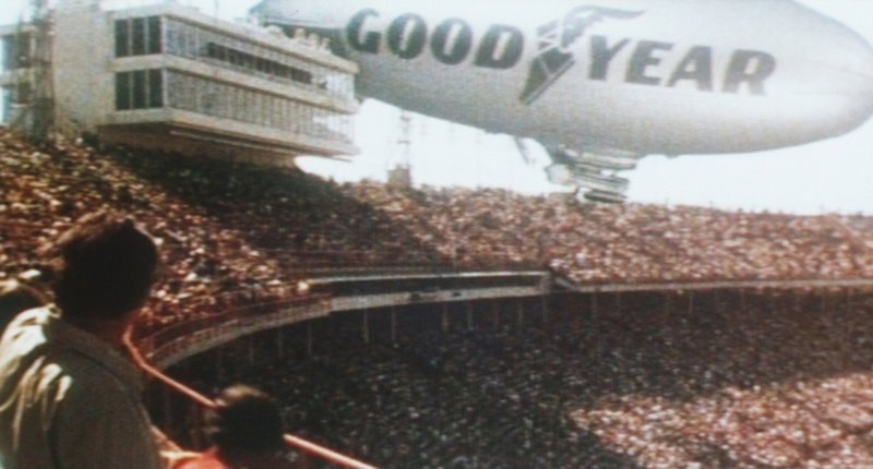 Auf das mit 80.000 Zuschauern vollbesetzte Footballstadion ist ein niederträchtiger Terror-Anschlag geplant. Aus einem Reklame-Luftschiff sollen 200.000 Stahlmantelgeschosse auf die Zuschauertribünen abgeschossen werden … – Bild: Paramount Pictures Lizenzbild frei Auf das mit 80.000 Zuschauern vollbesetzte Footballstadion ist ein niederträchtiger Terror-Anschlag geplant. Aus einem Reklame-Luftschiff sollen 200.000 Stahlmantelgeschosse auf die Zuschauertribünen abgeschossen werden … – Bild: Paramount Pictures Lizenzbild frei