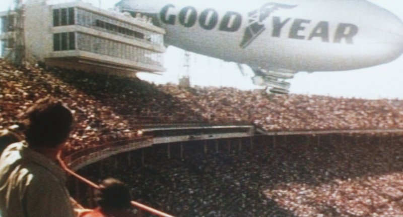 Auf das mit 80.000 Zuschauern vollbesetzte Footballstadion ist ein niederträchtiger Terror-Anschlag geplant. Aus einem Reklame-Luftschiff sollen 200.000 Stahlmantelgeschosse auf die Zuschauertribünen abgeschossen werden … – Bild: Paramount Pictures Lizenzbild frei