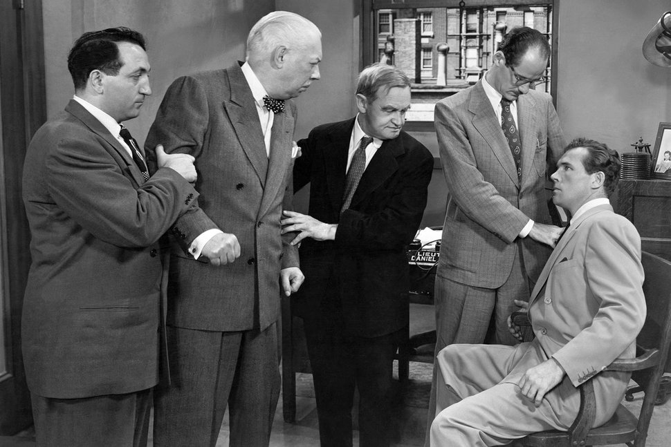 Szenen einer Vernehmung: der playboyhafte Frank Niles (Howard Duff, re.) mit Detective Perelli (Tom Pedi, li.), Captain Donahue (Frank Conroy, 2.v.l.), Detective Muldoon (Barry Fitzgerald, Mi.) und einem weiteren Kollegen (Ralph Brooks, 2.v.r.) – Bild: ARD/© Master Licensing, Inc.