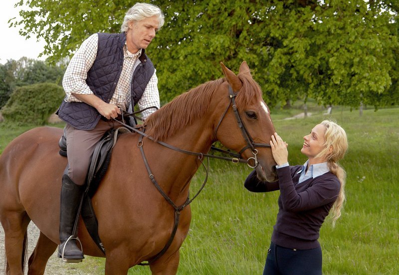 Jane (Catherine Flemming) kann kaum glauben, wie gut und sicher Eric (Philipp Brenninkmeyer) ihre verstörte Stute beruhigen konnte. – Bild: Credit: ARD Degeto/Jon Ailes, Source: DEGETO FILM, Jane (Catherine Flemming) kann kaum glauben, wie gut und sicher Eric (Philipp Brenninkmeyer) ihre verstörte Stute beruhigen konnte. – Bild: Credit: ARD Degeto/Jon Ailes, Source: DEGETO FILM,