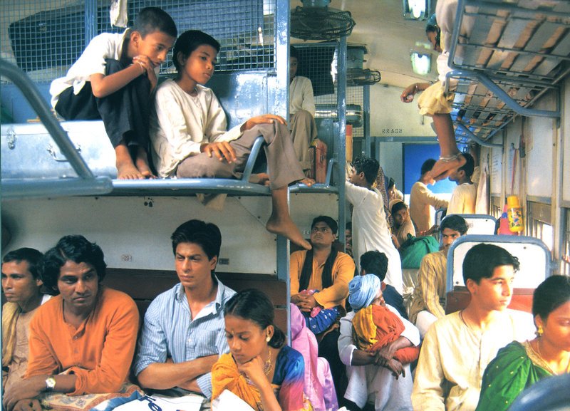 Auf der Reise entdeckt Mohan (Shah Rukh Khan, 3.v.li. unten) seine Heimat Indien neu. – Bild: RTL II