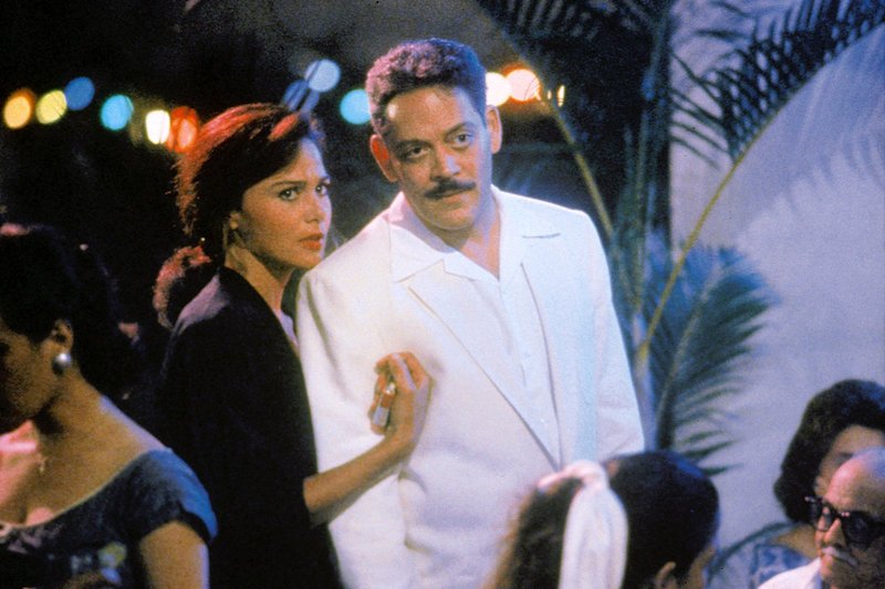 Die Kubanerin Bobby (Lena Olin, li.) ist mit dem Revoluzzer Arturo (Raúl Juliá, re.) verheiratet – die beiden stecken mitten in den Wirren der Revolution. – Bild: ARTE /​ © 1990 Universal City Studios