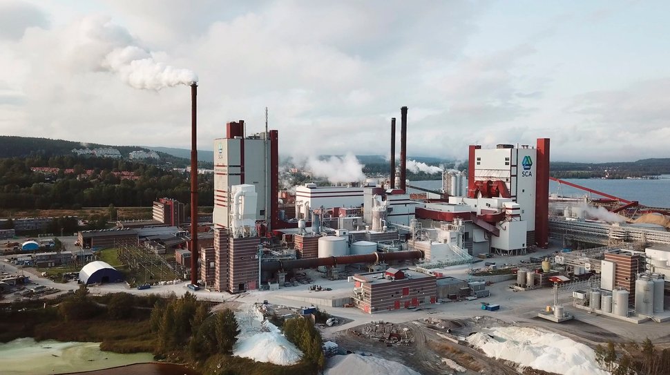 Die Zellulosefabrik in Sundsvall hat im vergangenen Jahr ihren Ausstoss verdoppelt. Sie produziert den Rohstoff für Pappbecher und Servietten. Ein Fünftel der Produktion landet in Deutschland. – Bild: WDR / Nieberg / 6w-Film