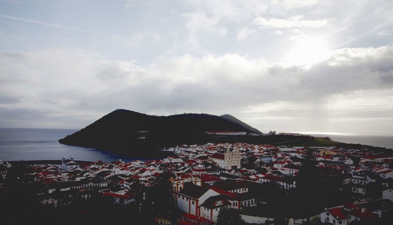 Blick auf Angra do Heroísmo auf der Azoreninsel Terçeira. – Bild: HR