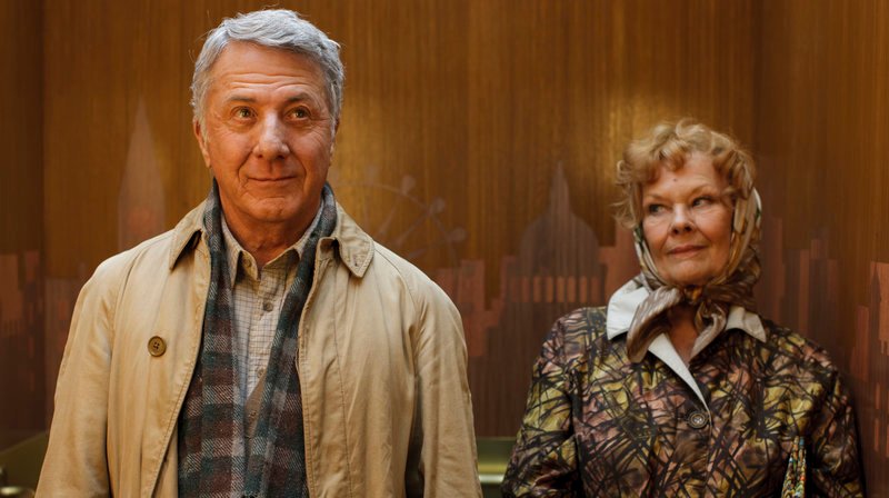 Leider beschränkt sich der Kontakt zwischen Mr. Hoppy (Dustin Hoffman) und seiner Nachbarin Miss Silver (Judi Dench) auf das tägliche „Guten Tag“ im Fahrstuhl. – Bild: ARD Degeto/​