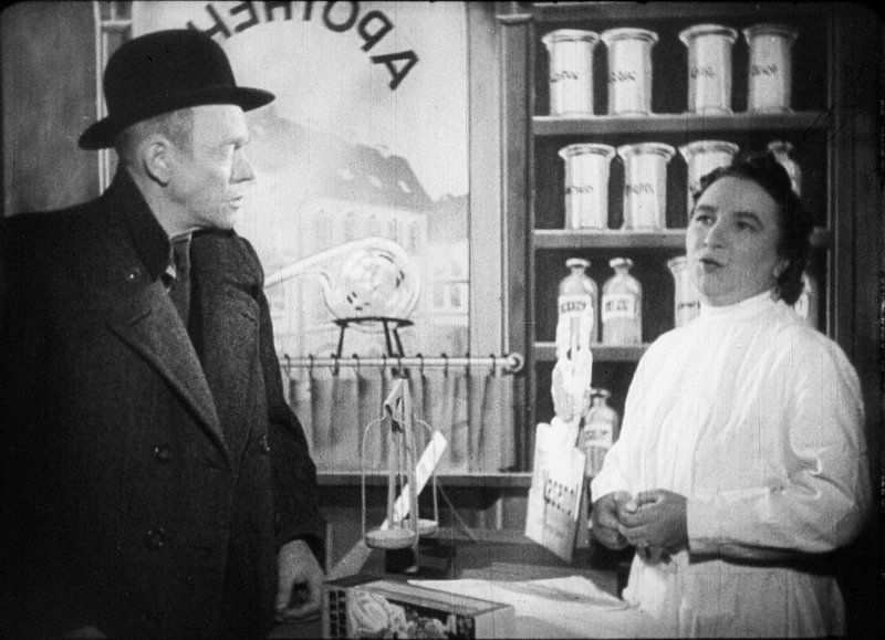 „In der Apotheke“ (1941, Regie: Hans Albin): Ein Kunde, gespielt von Karl Valentin, verlangt in der Apotheke eine Arznei für sein sechs Monate altes Kind. Doch wie war der Name der Medizin noch einmal? Dass er weder ein Rezept hat, noch den Namen des Medikaments kennt, macht die Sache für Apothekerin Liesl Karlstadt nicht gerade einfach. – Bild: BR/​KINEOS