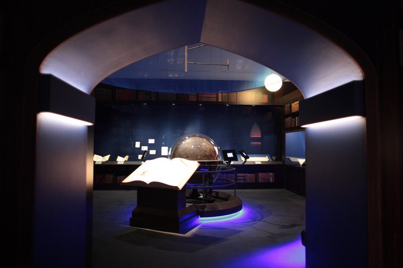 Sternstunde Kunst: Mit Harry Potter durch die Geschichte von Magie und Zauberei The Astronomy room in the Harry Potter – A History of Magic exhibition at the British Library SRF/​BBC – Bild: SRF1