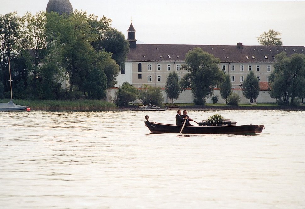 Die Brüder Martin (Johann Schuler) und Richard Harpfinger (Winfried Frey) bringen die Mutter heim auf die Fraueninsel. – Bild: BR / Cinema 88 / Rolf von der Heydt