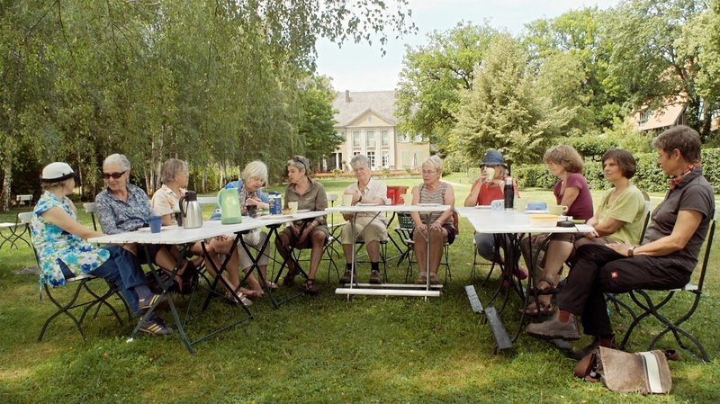 Frauen, die den Garten der Max-Liebermann-Villa in Wannsee pflegen. – Bild: ZDF und Alexa Karolinski.