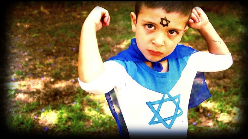 Yoav Shamir als Kind, voller Bewunderung für den israelischen Superhelden Sabraman. – Bild: BR/​Yoav Shamir Films/​Tanya Aizikovich