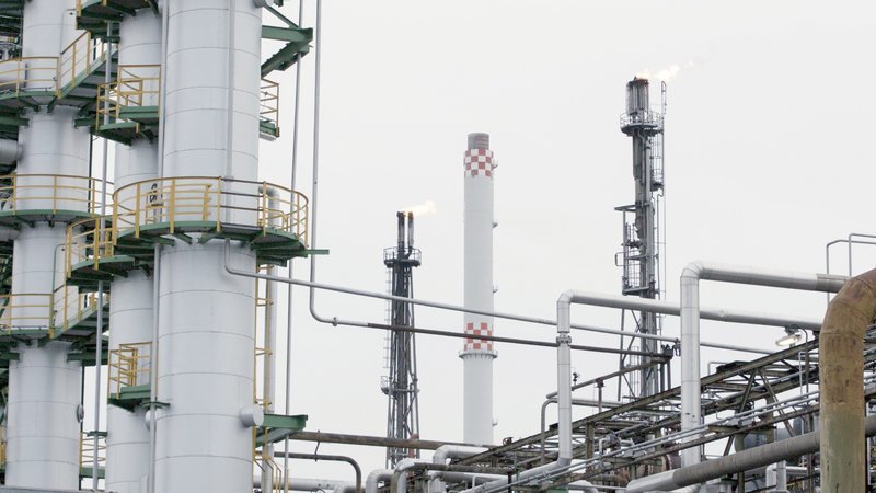 Inmitten einer Mineralölraffinerie kann das für die Produktion benötigte Feuer seine explosive Wirkung entfalten. – Bild: TVNOW