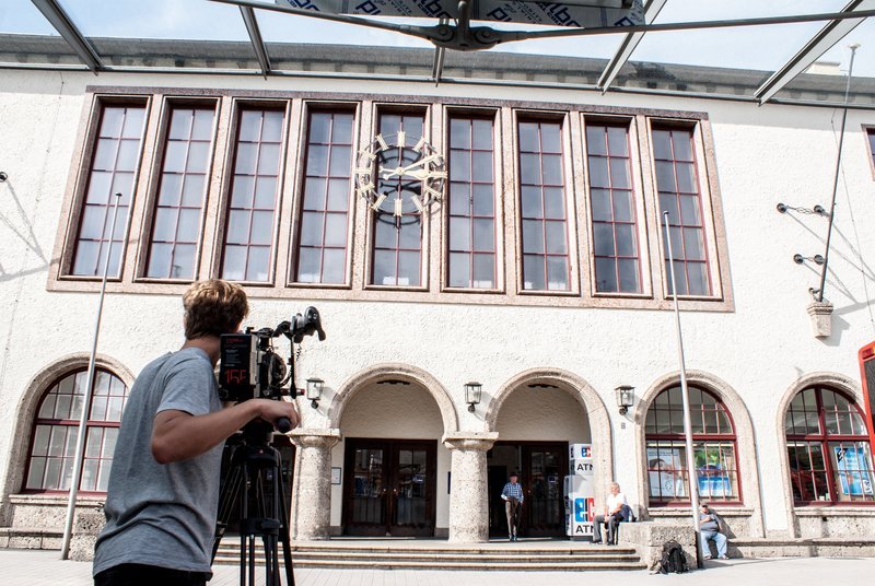 Bahnhof Berchtesgaden mit Kameramann Emanuel Förster. – Bild: ORF