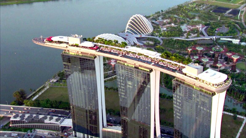 Nobelhotelier Carsten Rath checkt in einer Nobelsuite im legendären Fünf-Sterne-Hotel ‚Marina Bay Sands‘ (Foto) in Singapur ein – Bild: RTL Zwei Nobelhotelier Carsten Rath checkt in einer Nobelsuite im legendären Fünf-Sterne-Hotel ‚Marina Bay Sands‘ (Foto) in Singapur ein – Bild: RTL Zwei