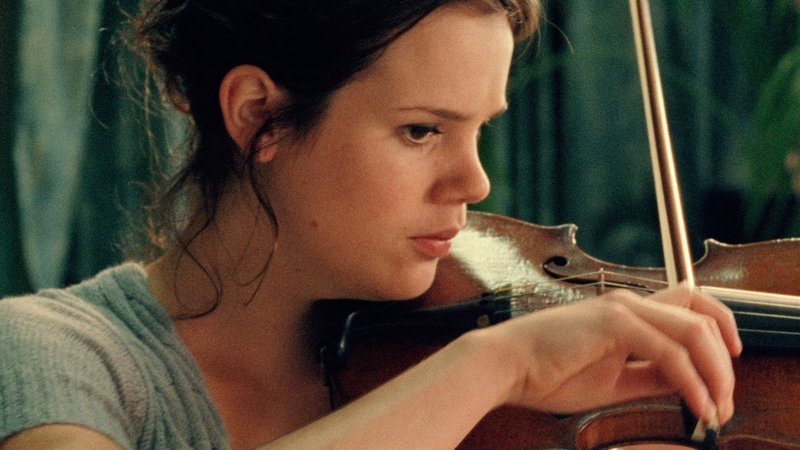 Alles, was Belle (Anna Raadsveld) liebt, ist ihre Geige. Sie will Violinistin werden und bewirbt sich an der Musikhochschule in der Großstadt. Doch sie besteht die Prüfung nicht. – Bild: LelleBelle /​ LelleBelle /​ © LelleBelle