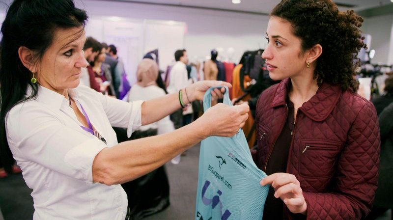Regisseurin Siba Shakib (l) trifft Triathletin Shirin Gerami (r) auf der London Modest Fashion Week. – Bild: WDR/​Little Dream Entertainment