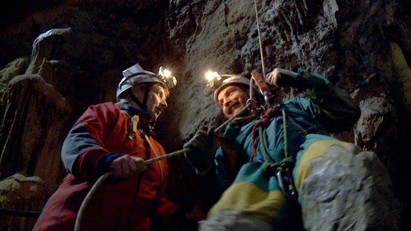 Niko und Katrina Luin in der Höhle von Postojna. – Bild: ZDF und ORF/​Kurt Mayer Film