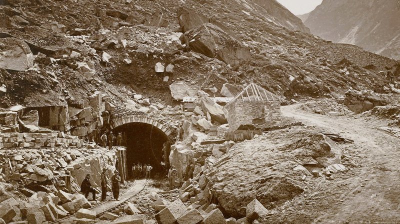 Tunnelbaustelle in Göschenen im 19. Jahrhundert. – Bild: BR/​Filmquadrat.dok/​SWR