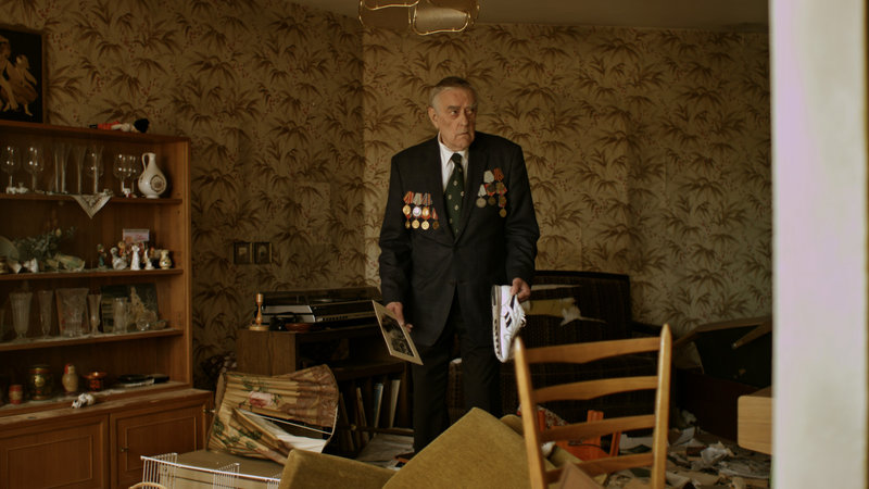 Alexander (Ryszard Ronczewski) in seiner von den arabischen Jugendlichen verwüsteten Wohnung – Bild: WDR / © SiMa Film Alexander (Ryszard Ronczewski) in seiner von den arabischen Jugendlichen verwüsteten Wohnung – Bild: WDR / © SiMa Film
