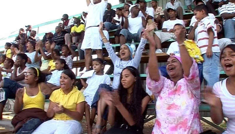 Die Fans des Hanover Park Fußballteams. – Bild: ZDF und SWR